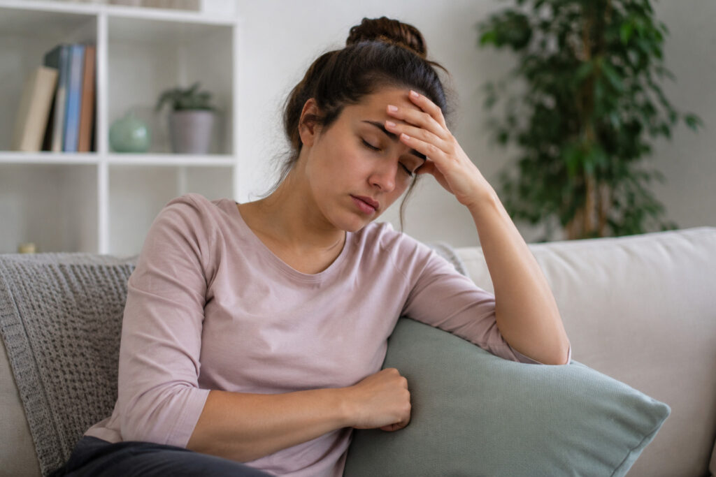 Une femme pale qui l’anémie chronique et est fatiguée sur son lit