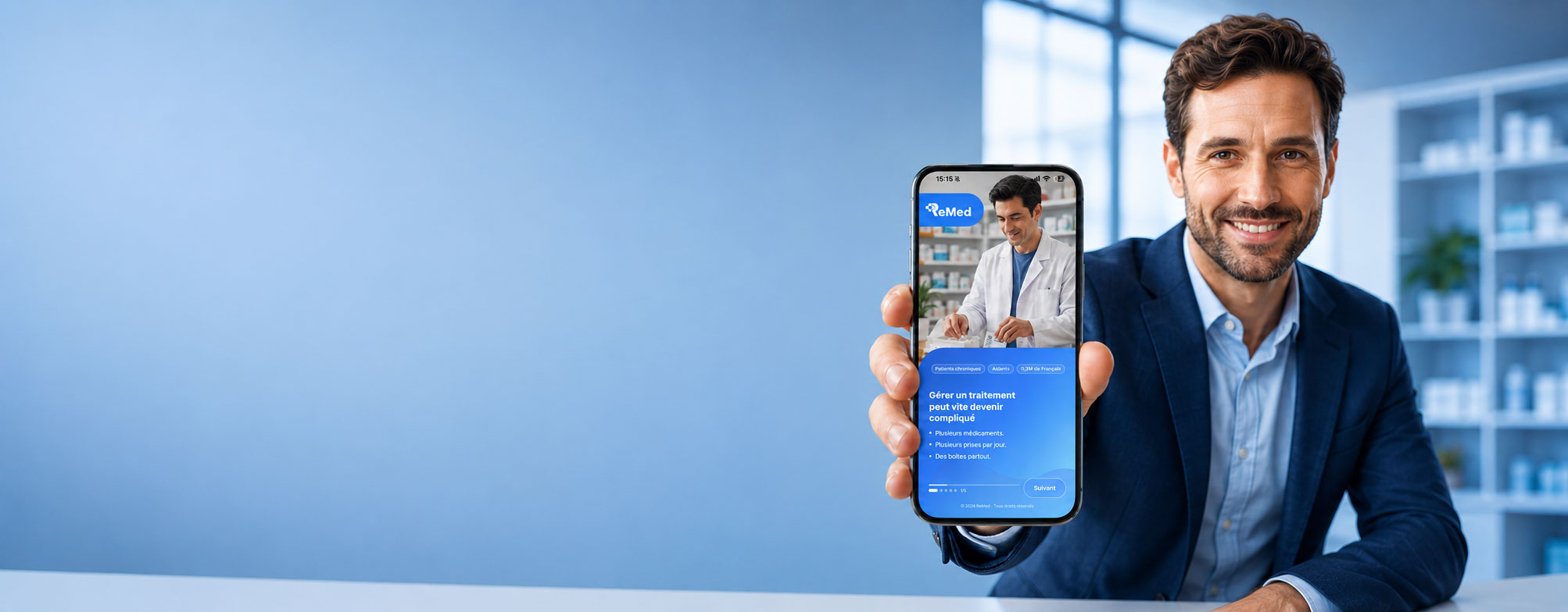 Homme présentant l’application ReMed sur un smartphone
