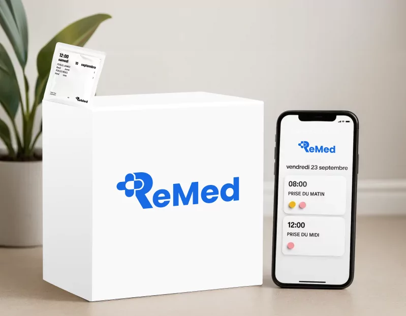 Colis ReMed contenant des sachets de médicaments personnalisés avec une application mobile de suivi des prises de traitement.